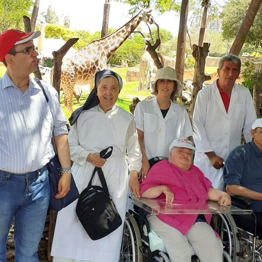6-DELANTE DE LA JIRAFA